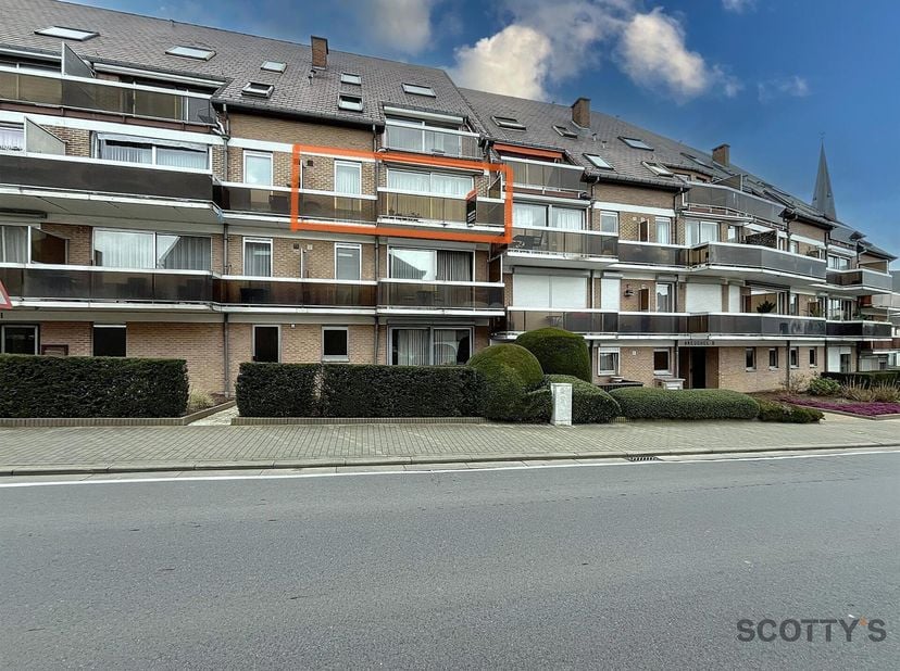 Bel appartement au second étage d&#039;une résidence soignée proche du domaine provincial de Huizingen et de son centre. Grand séjour (salon - salle-à-mang