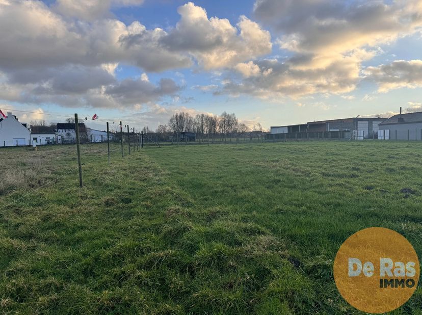 OORDEGEM - Bouwgrond, geschikt voor halfopen bebouwing, op een uitstekende locatie op een perceel van 358m² (lot 6 op het verkavelingsplan).&lt;br /&gt;
Dit