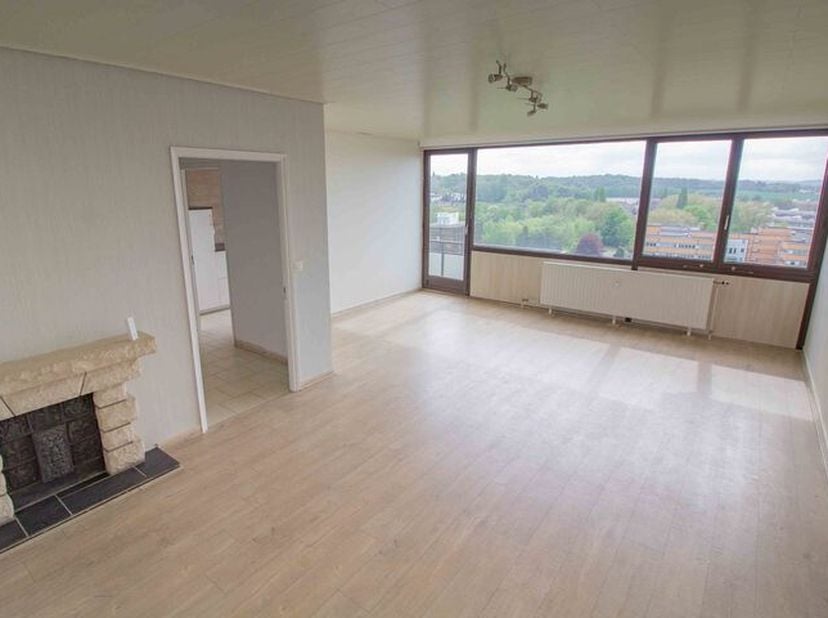 Bel appartement rénové comprenant 2 chambres et situé à proximité de nombreuses facilités (gare, accès autoroutiers, centre-ville...). Ce bien compren