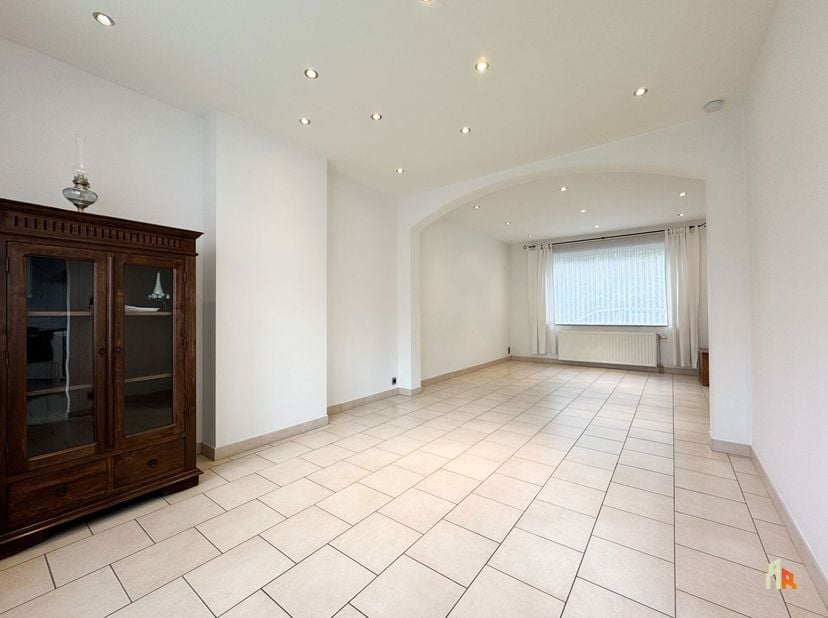 MIRROR Immobilier propose à la location cette maison de trois façades, idéalement située dans une rue calme et sans issue.&lt;br /&gt;
Lumineuse et pleine d