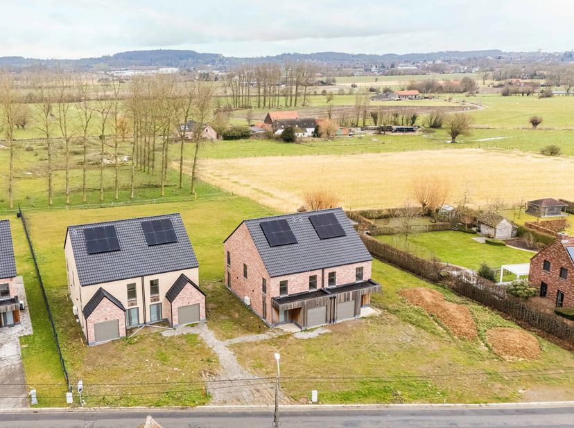 Dans une rue latérale de la route principal vous trouverez cette maison à proximité des commerces, écoles et à 3,5 km de la gare de Renaix.La maison e