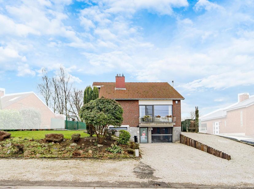 SOUS OPTION - Découvrez cette charmante villa d&#039;une superficie totale de 247 m² sur un magnifique terrain de 30 ares, offrant un cadre de vie spacieux