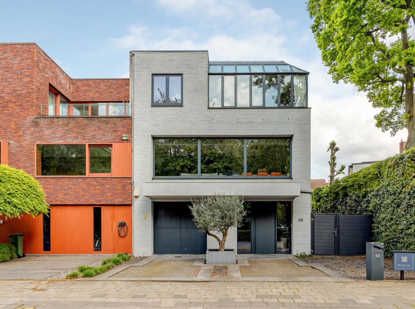 Deze instapklare halfopen bebouwing, gelegen op een perceel van 300 m² aan de rand van het Nachtgalenpark, combineert grote volumes met hoogwaardig wo