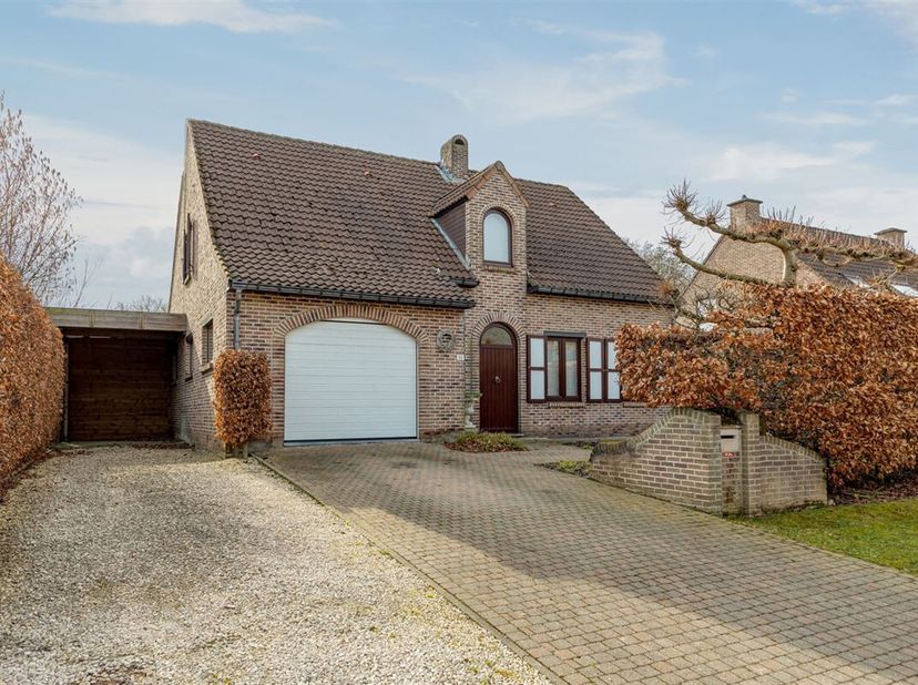 Welkom in deze charmante woning in Hulshout, een ideale plek voor wie op zoek is naar ruimte en comfort. Deze woonst beschikt over drie ruime slaapkam