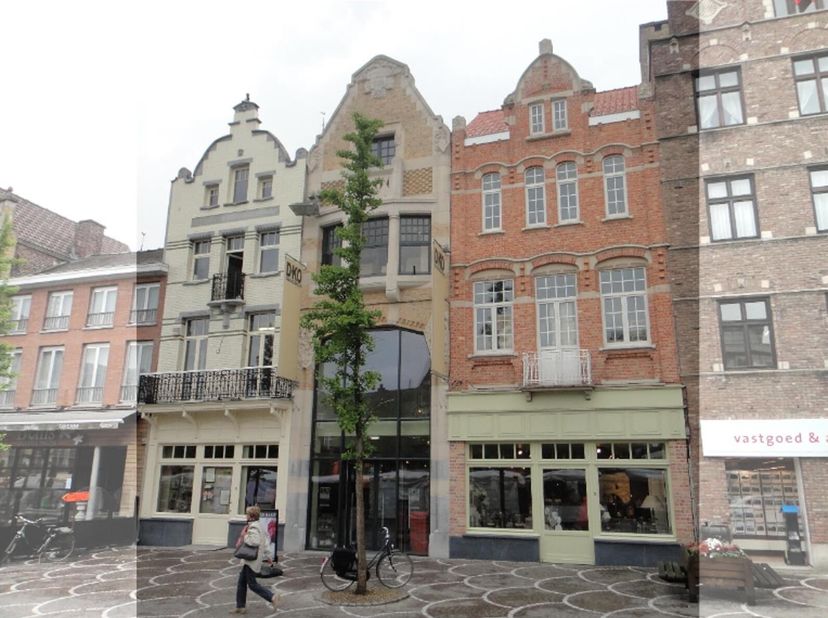 Situé sur la Grand-Place 10-12, cet espace horeca en état casco représente une excellente opportunité dans l&#039;emplacement horeca par excellence de Roul
