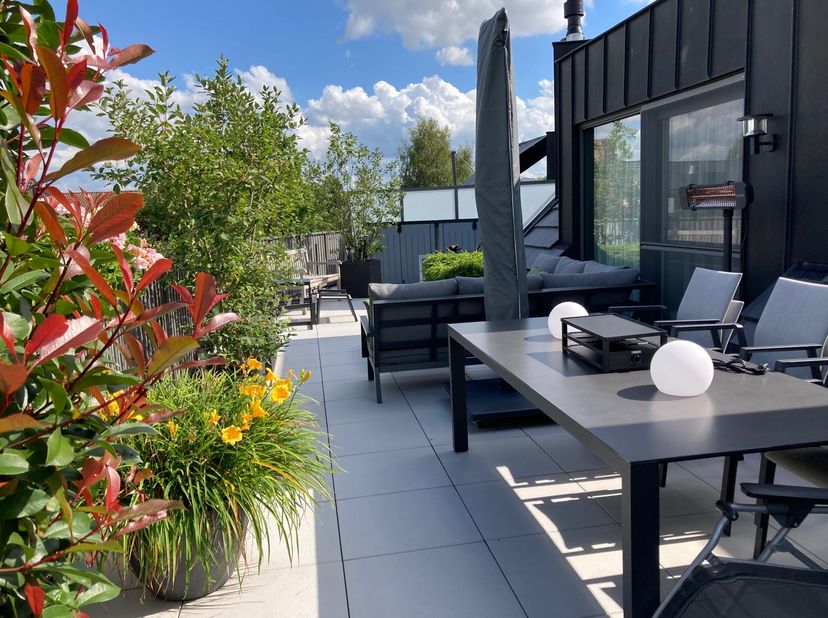 Instapklaar appartement van 100 m² op de bovenste verdieping van een moderne residentie (bouwjaar 2020). Geniet van de zon, de ruimte én de privacy op