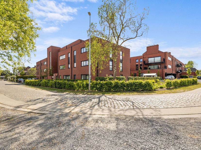 In een rustige, groene omgeving bevindt zich dit prachtig instapklaar gelijkvloersappartement, een ware oase van rust met directe toegang tot fiets- e