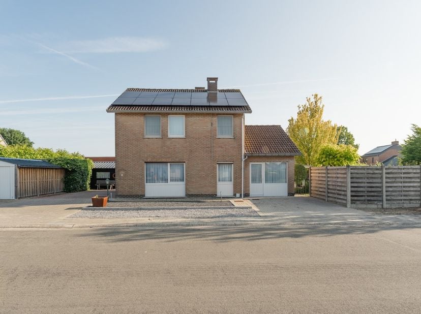 Mooie vrijstaande woning rustig gelegen op 574 m² met mooie aangelegde privé tuin en met indeling: op gelijkvloers: mooie woonkamer, aparte keuken met