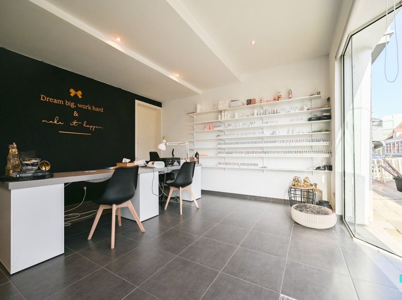 Multifunctioneel pand, gunstig gelegen op een zuidwest georiënteerd perceel van 330m² bestaande uit een handels- of praktijkruimte, een ééngezinswonin
