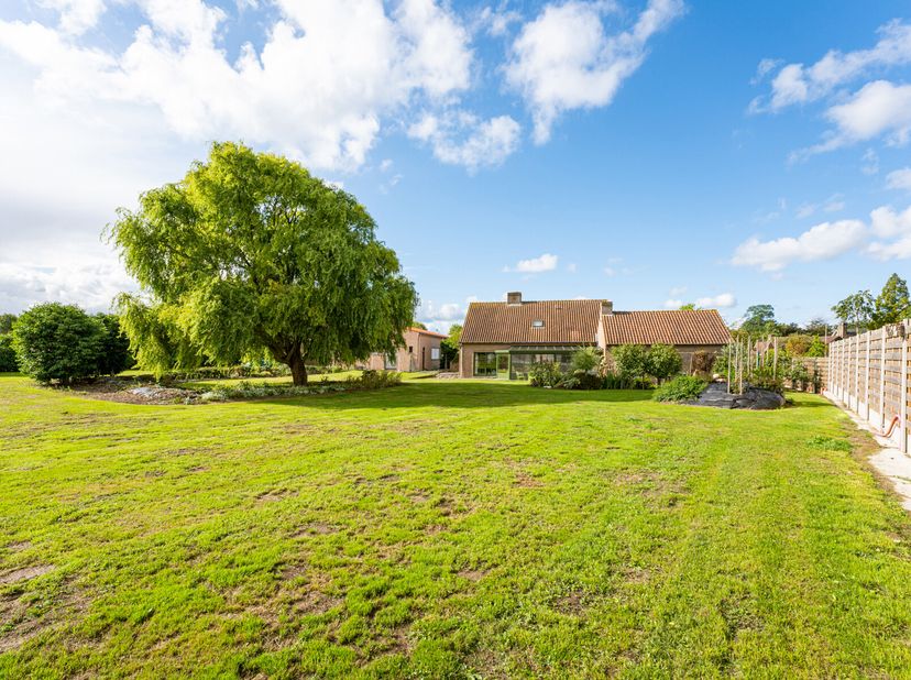 Verzorgde villa met 3 slaapkamers op ruim, groen perceel mét loods van 400m².&lt;br /&gt;
Geweldige opportuniteit op een steenworp van Roeselare en met vlot