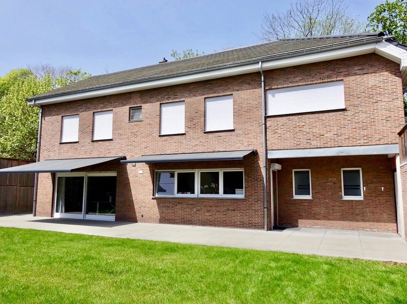TERNAT - REF : 6794605 - Proche du centre de Ternat, nous vous proposons cette maison pleine de potentiel avec 6 chambres et la possibilité d&#039;exercer