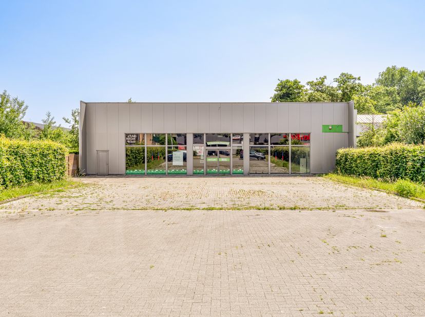 Op een gegeerde zichtlocatie aan de Genkersteenweg 159 in Hasselt bevindt zich dit instapklare en industrieel geïsoleerde winkelpand. Met een terreino