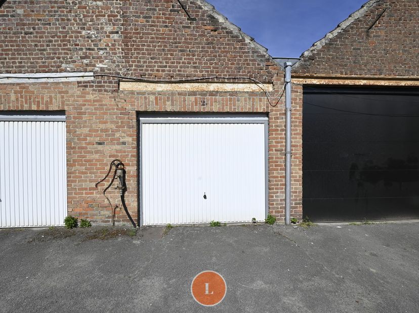 Garage te koop in de Stationsstraat in Menen.&lt;br /&gt;
&lt;br /&gt;
Ideaal voor eigen gebruik of als investering.&lt;br /&gt;
Garages worden verhuurd voor 50 euro/ma