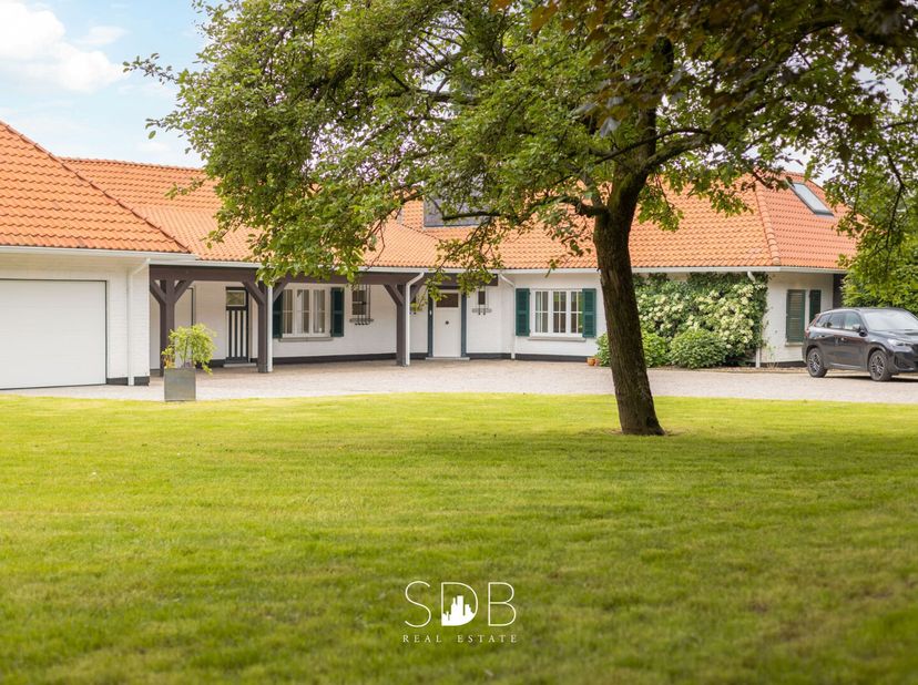 In de provincie Vlaams-Brabant, te Affligem treffen we deze mondaine villa met paardenstallen en grasland aan op 1,3 Hectare.&lt;br /&gt;
De charmante en st