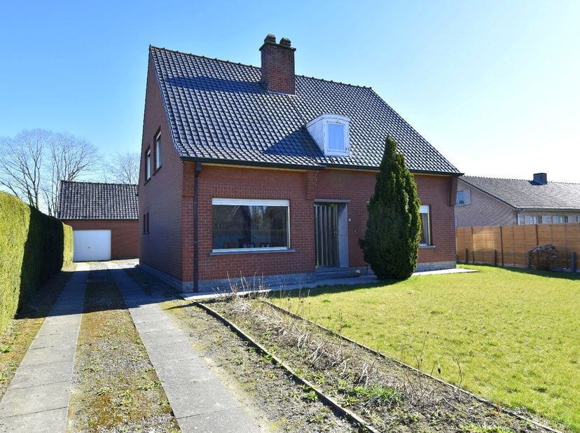 Deze eigendom, op zo&#039;n 1244 m², is gelegen in een charmant en rustig dorp, met vlotte verbindingen naar omliggende steden. Natuurliefhebbers en wandel