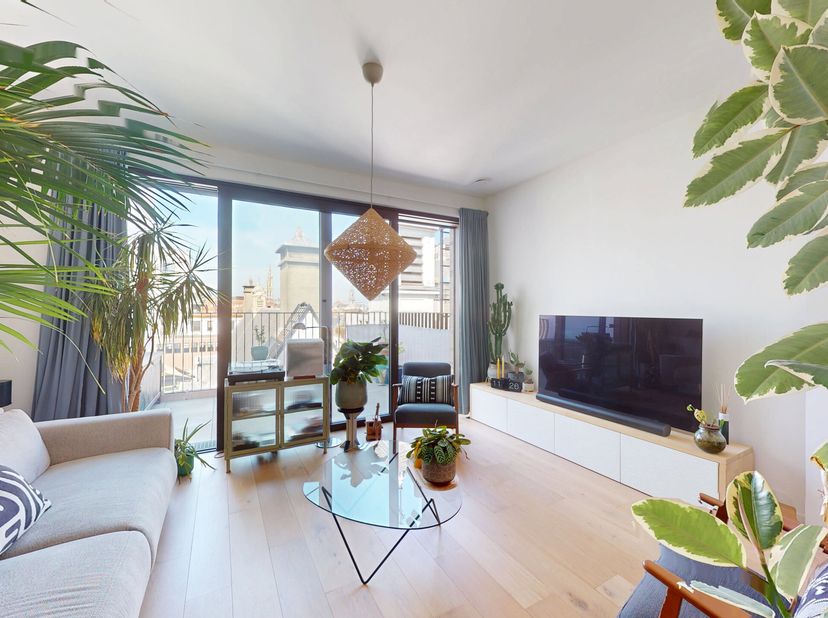 Instapklaar appartement te residentie de Dams te midden van het historisch stadscentrum.&lt;br /&gt;
Inkomhal met vestiaire ruimte en separaat toilet, voorz