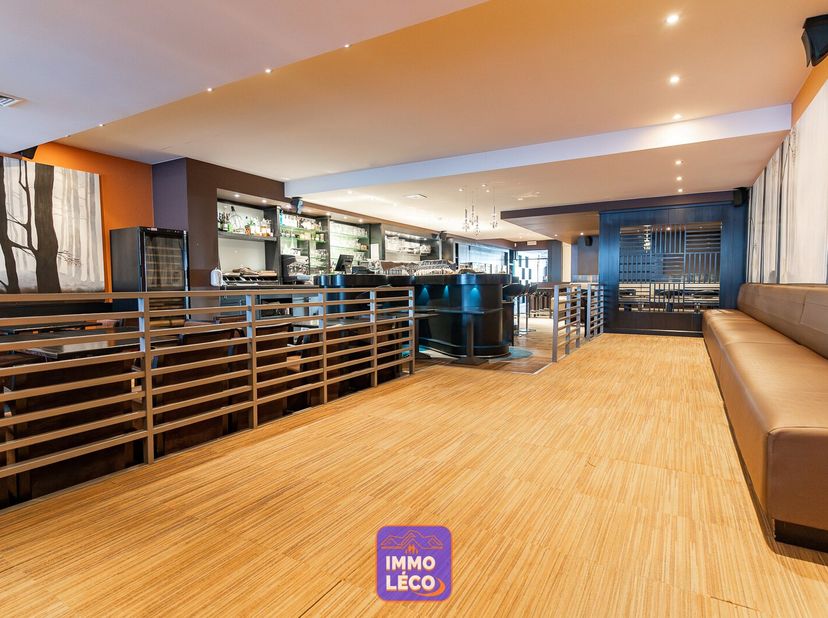 Immeuble de rapport idéalement situé, à la Grand-Place de Mouscron, offrant un excellent potentiel et composé comme suit :&lt;br /&gt;
- Au rez de chaussée,
