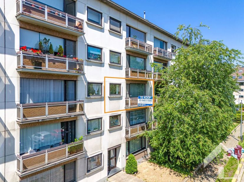 Ruim verzorgd appartement op de tweede verdieping in het hart van Schoten. Met een bewoonbare oppervlakte van 100m², biedt dit appartement twee ruime