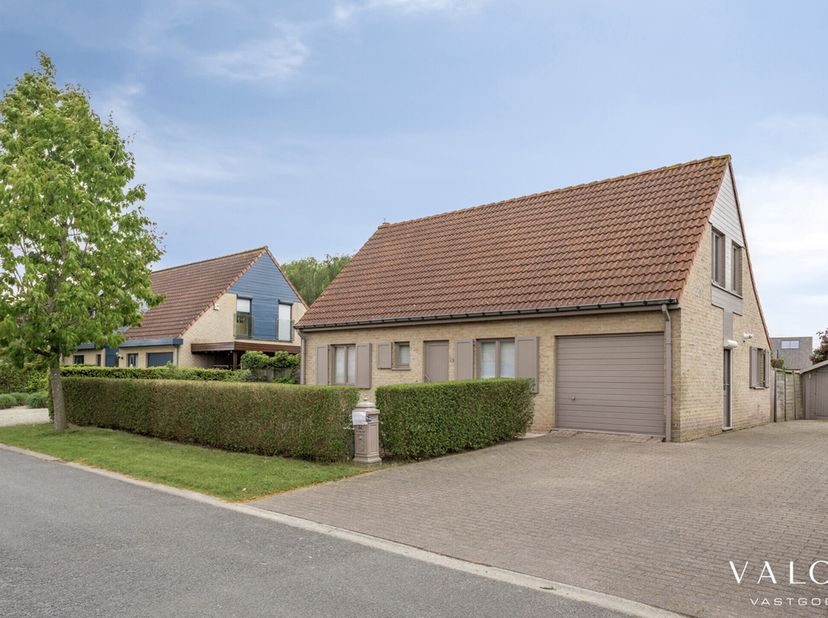 Gelegen in een rustige, autoluwe straat te Vosselare, biedt deze alleenstaande 4 slaapkamerwoning een stevige basis voor wie op zoek is naar comfort,
