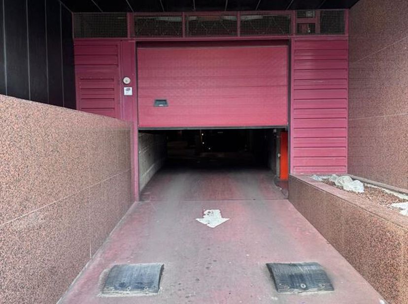 Ondergrondse autostaanplaats in het centrum van Sint-Niklaas&lt;br /&gt;
Op de hoek van de Plezantstraat en Hofstraat bevindt zich residentie &#039;Baudelo&#039; waar