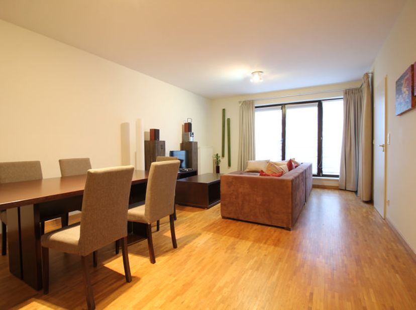 Dit appartement, gelegen op de 2e verdieping van een gebouw uit 2005, biedt bewoners alle comfort en gemak. Het bestaat uit: inkomhal die leidt naar d