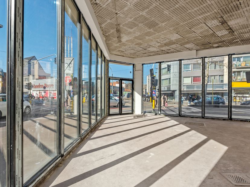 Casco handelsruimte in prachtig gerenoveerd hoekpand&lt;br /&gt;
Deze commerciële ruimte bevindt zich in een prachtig recent gerenoveerd gebouw en geniet va