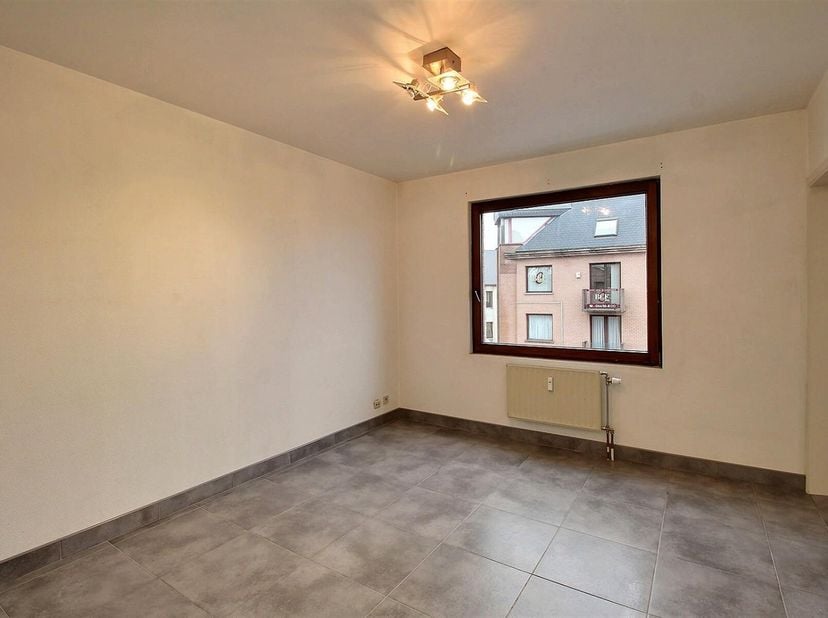 La Louvière : Appartement de ± 41 m², composé d&#039;une chambre avec une salle de douches et WC, d&#039;un séjour, d&#039;une cuisine semi équipée.&lt;br /&gt;
Le bien es