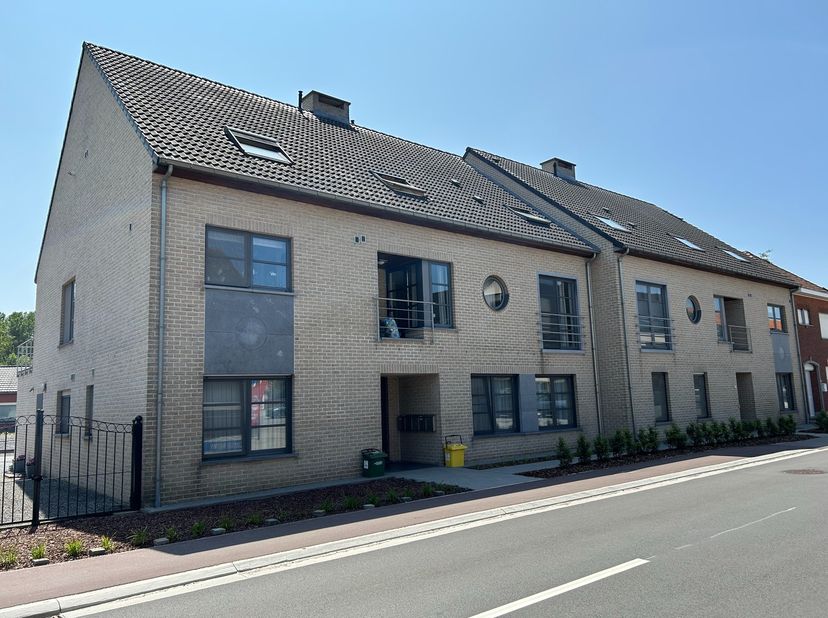 Bent u op zoek naar een hedendaags en comfortabel 2-slaapkamer appartement in het centrum van Begijnendijk? Zoek niet verder! Dit schitterende duplex