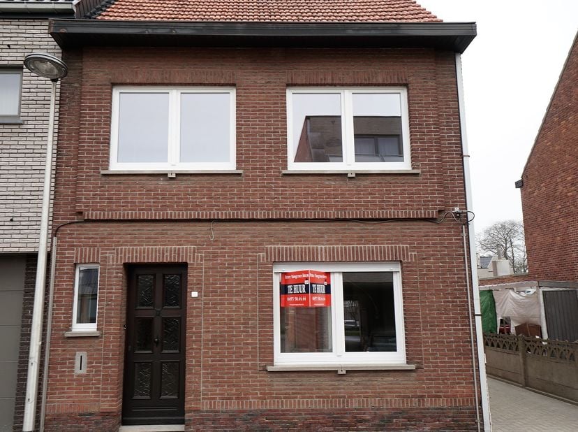 Klassieke woning met 3 slaapkamers in verkeersarm straatje in Tessenderlo-centrum. Inkomhal, zonnige living naadloos aangesloten op overdekt terras, v