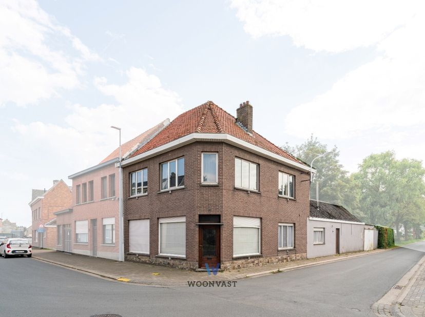Ontdek deze ruimte woning gelegen op de Heikant in Zele die ideaal is voor de handige harry&#039;s onder ons.&lt;br /&gt;
Indeling: ruime leefruimte met naastlig