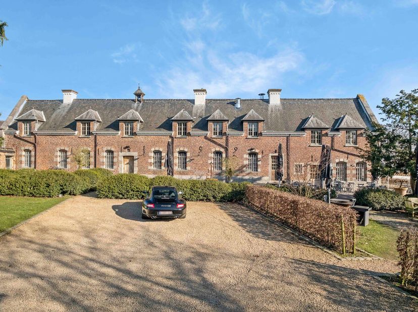 Op dit domein bevinden zich twee karaktervolle panden die unieke zakelijke mogelijkheden bieden.&lt;br /&gt;
Allereerst is er het historische hoofdgebouw, d