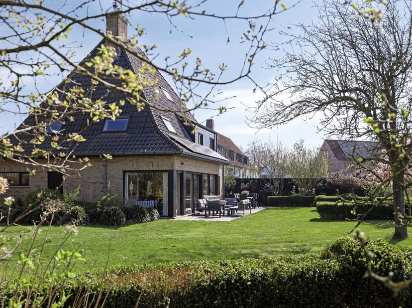 Langs de Beverhoutstraat in Oostkamp bevindt zich dit instapklare en bijzonder lichtrijke huis op een perceel van 1.400 m² met zuidgerichte tuin en op