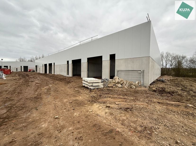 Deze moderne KMO-units, variërend van 130 m² tot 360 m² (samenvoegbaar), maken deel uit van een nieuw bedrijvenpark. Strategisch gelegen ten zuiden va