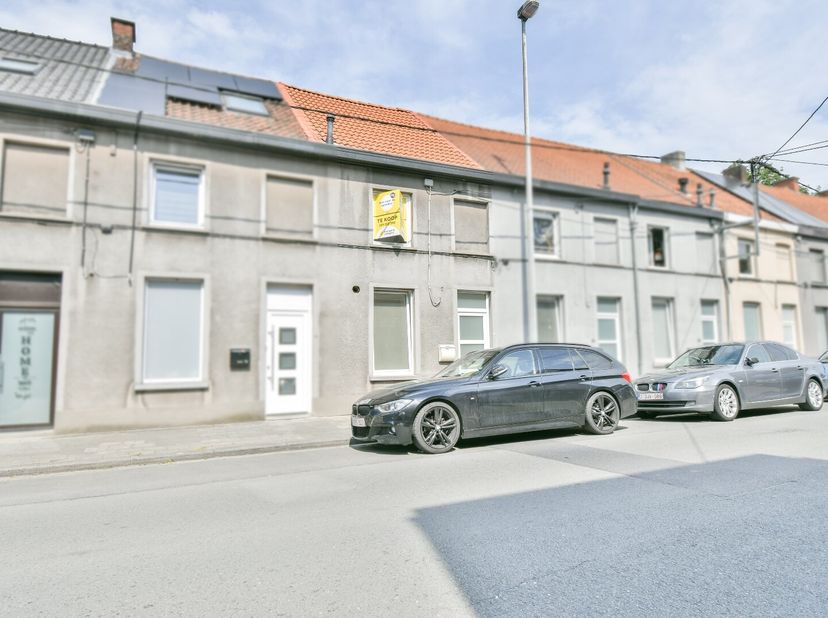 Welkom in de Rumbeeksesteenweg 81, een gezellige rijwoning gelegen op wandelafstand van de grote markt. In het hart van Roeselare wonen zorgt ervoor d