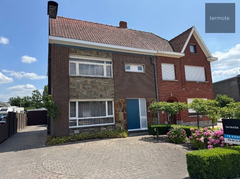 Nabij de lagere scholen en kinderopvang bevindt zich deze stevige, op te frissen halfopen woning.&lt;br /&gt;
Mits de nodige modernisatiewerken wordt dit de