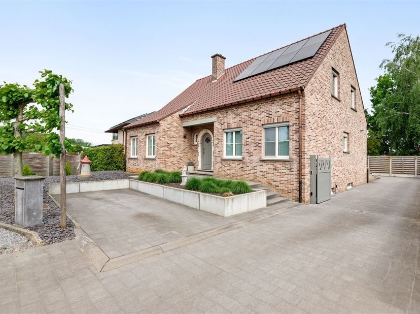 Ligging: deze instapklare woning is gelegen in een groene en landelijke omgeving, ideaal voor wie houdt van rust en natuur. De straat zelf is rustig e