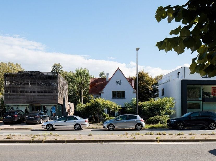 Projectgrond met af te breken woning voor commerciële doeleinden en één woonentiteit op topligging langs Kortrijksesteenweg in Sint-Martens-Latem en a