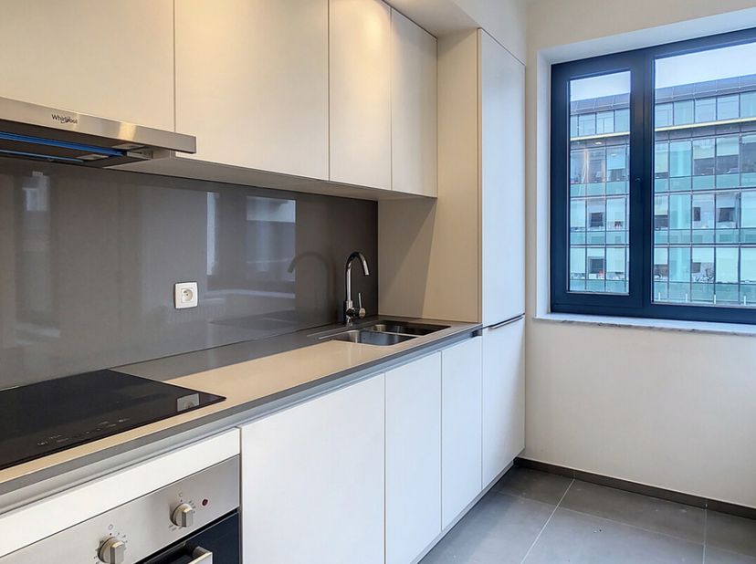Appartement de 2 chambres meublé de 90m² + terrasse de 4m² situé au 2ème dun immeuble entièrement rénové en 2022 , La Résidence RQE en plein coeur du