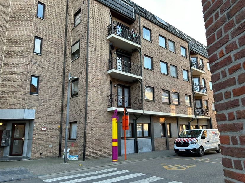 Zeer mooi appartement met 2 slaapkamers, 2 terrassen en garage in het centrum van Sint-Truiden, op wandelafstand van Grote Markt.&lt;br /&gt;
Verwarming op