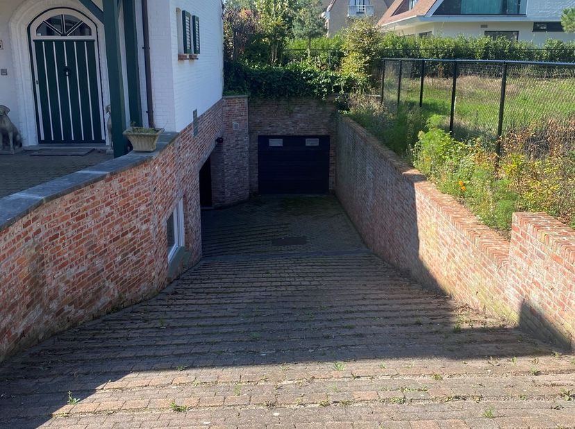 Garage fermé situé à Vanhoenackerpad à Duinbergen.&lt;br /&gt;
Dans ce garage avec dimensions: 4,87m x 2,38m x 2,16m, vous pouvez vous garer confortablement