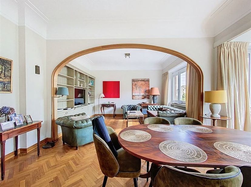 Description: Woluwe-Saint-Lambert, à deux pas du metro Josephine Charlotte, un appartement meublé offrant une surface habitable de 109m² en parfait ét