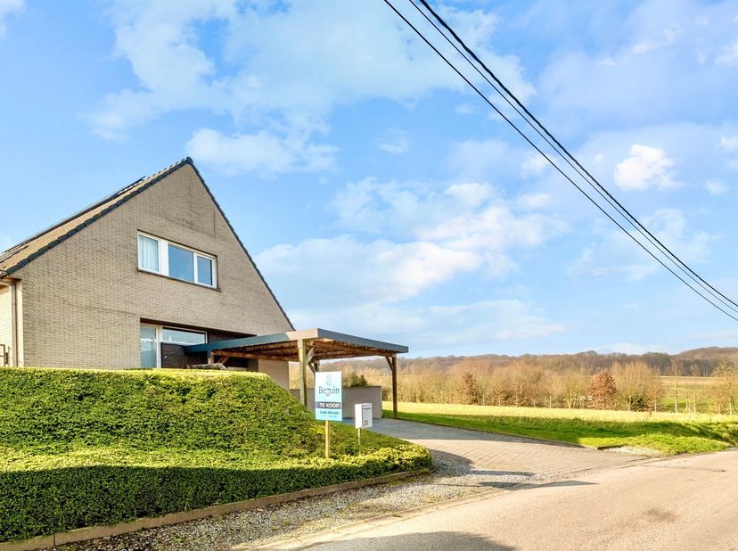Située dans le beau village d&#039;ELSEGEM, villa récente avec carport double, bénéficiant d&#039;une VUE UNIQUE et IMPRENABLE sur la verdure. UNE OCCASION UNIQ