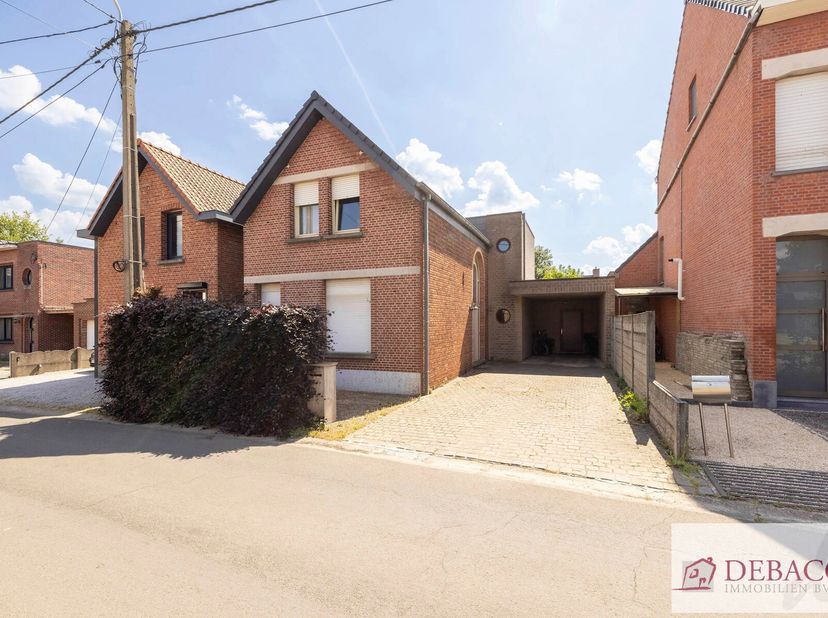Goed gelegen en charmante woning met aparte garage:&lt;br /&gt;
Bestaande op het gelijkvloers uit inkomhal met vestiaire en aparte toilet, bureauruimte, woo