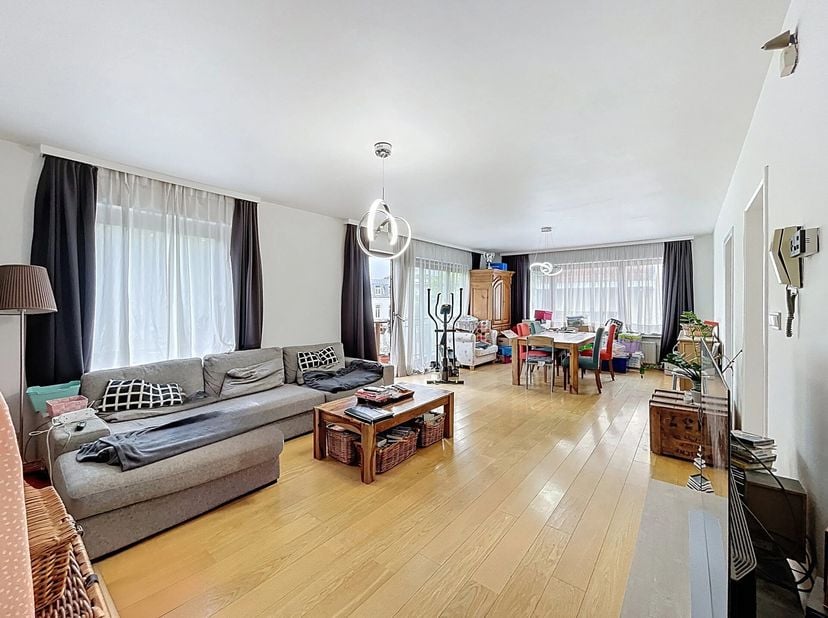 À deux pas de la place Dumon (Stockel), au 2E étage d&#039;un petit immeuble, superbe appartement 3 chambres de ± 138,5m² bruts avec terrasse et 2 emplacem