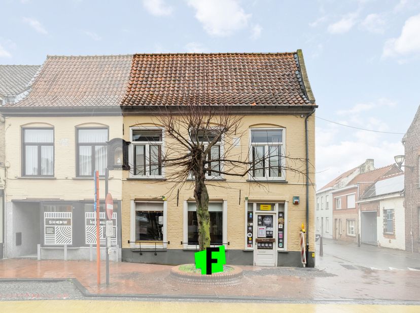 Cet immeuble commercial, connu de tous dans le quartier, est situé dans la Ieperstraat à Poperinge. En un rien de temps, vous pouvez être sur la Grand