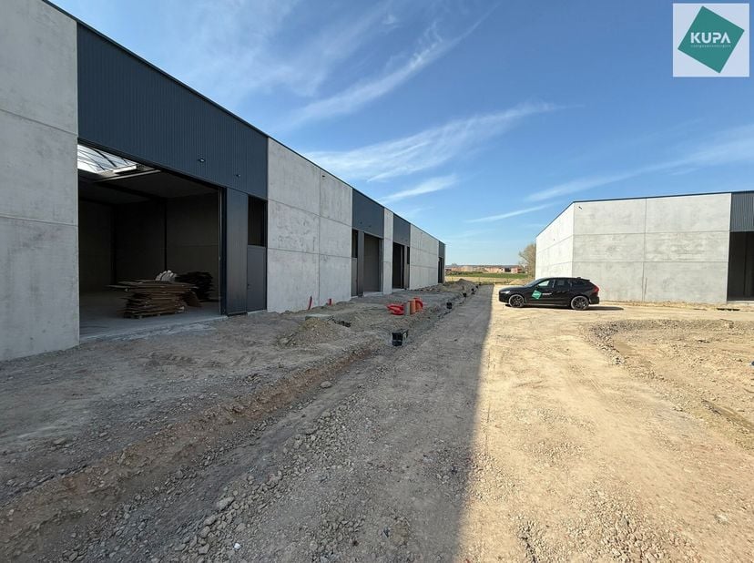 Ontdek deze gloednieuwe KMO-unit van 198m² aan de Brugsesteenweg 106 in Pittem.&lt;br /&gt;
Dankzij de nabijheid van de N37 en vlotte verbindingen naar de E