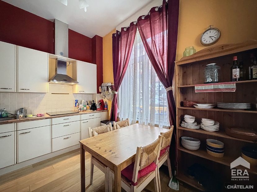ERA CHÂTELAIN vous propose ce charmant appartement dune chambre situé au cur du quartier recherché du Cimetière dIxelles et de Solbosch. Avec une supe