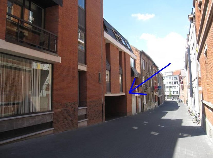 Deze garagebox is gelegen op de -2, onder het gebouw op de hoek van het Mgr. Ladeuzeplein en de K. Leopoldstraat, met ingang in de Bogaardenstraat.&lt;br