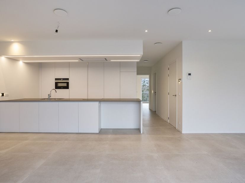 Ontdek het comfort en de luxe van dit schitterende nieuwbouwappartement met 2 slaapkamers, gelegen in de Ieperstraat 90, in het centrum van Poperinge.