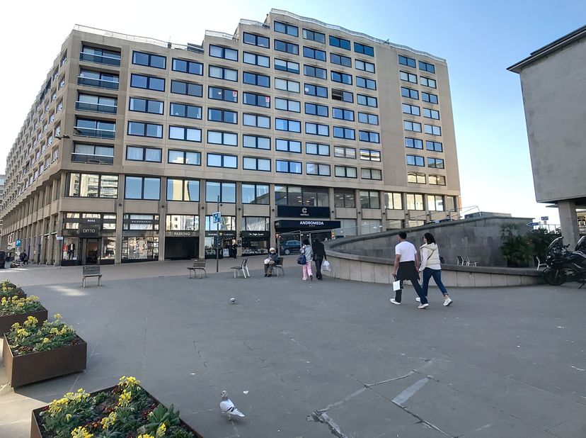 Le moyen le plus rapide pour visiter cet appartement? Demandez votre visite via le bouton rouge de notre site Web (www.dewaele.com) et vous serez cont